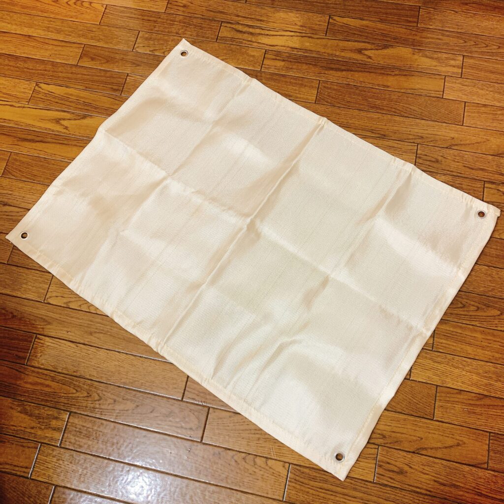 ワークマンの焚き火シートはチクチクするため、おすすめしない。