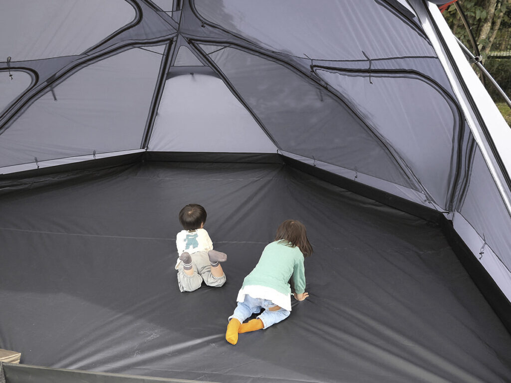 フロアシートを標準装備し、内外スカートを備えているため冬でも安心のVOGEL